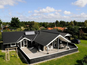 Pleasant Holiday Home in Bl vand with Terrace